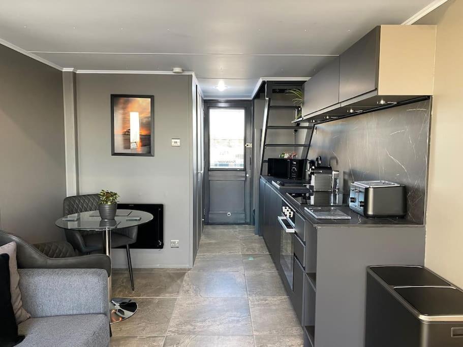 Seascape - Floating Home At Brighton Marina With Free Parking 外观 照片