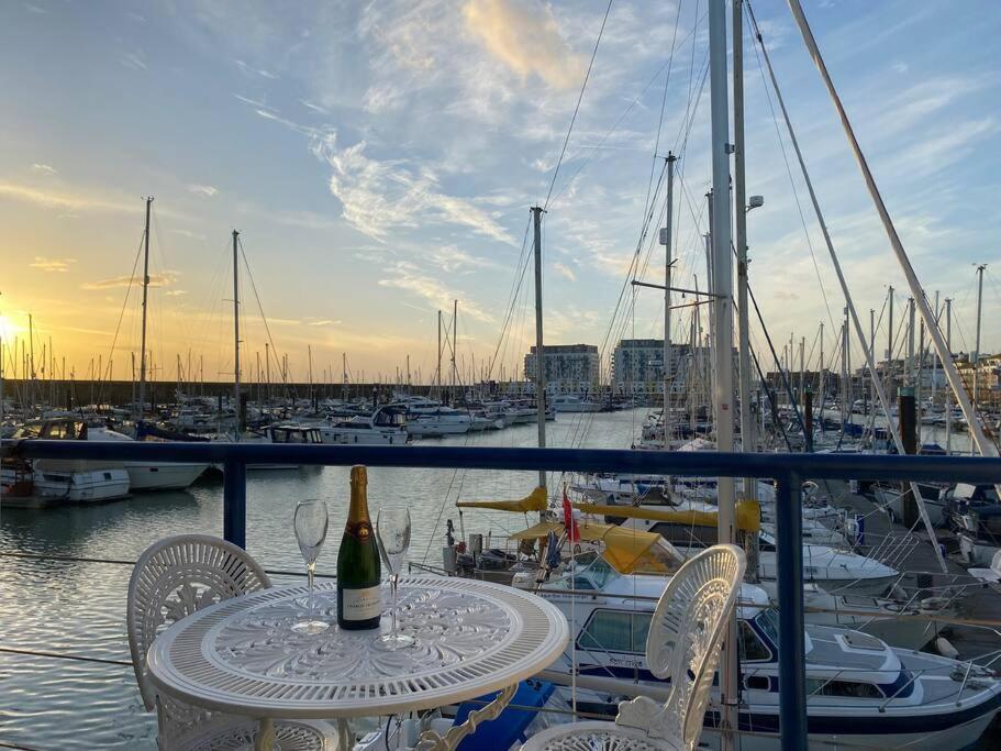 Seascape - Floating Home At Brighton Marina With Free Parking 外观 照片